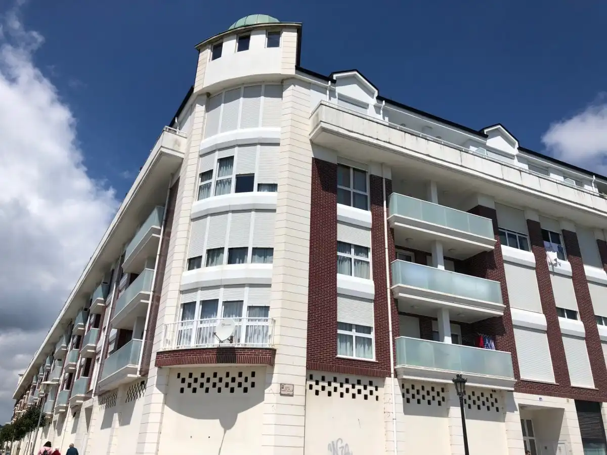 Vista exterior de Ático de alquiler en Colindres con Calefacción, Terraza y Trastero