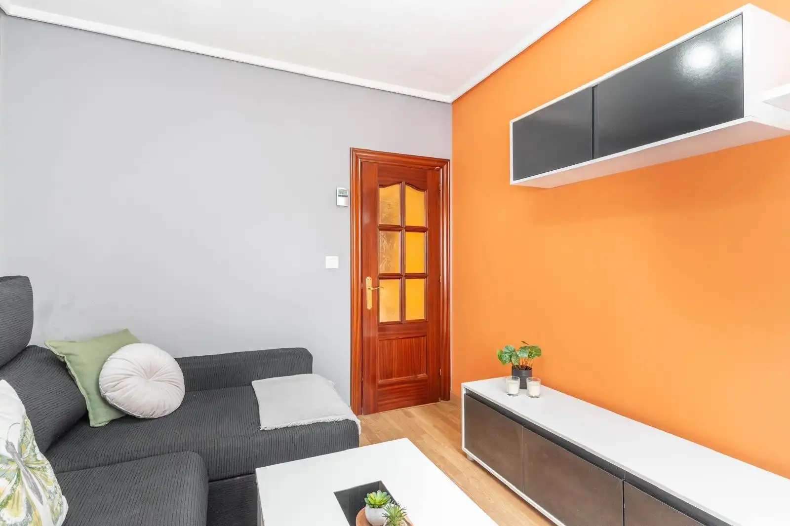 Sala d'estar de Apartament en venda en Oviedo  amb Calefacció i Moblat
