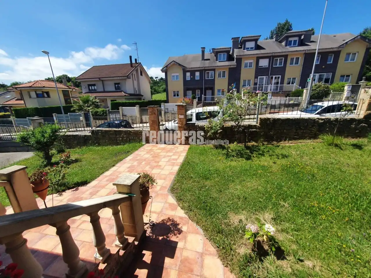 Vista exterior de Casa o chalet en venta en Avilés con Calefacción, Parquet y Terraza