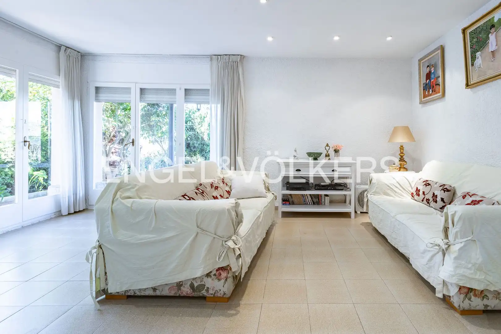 Living room of Houses for sale in Sant Cugat del Vallès  with Air Conditioner, Heating and Private garden