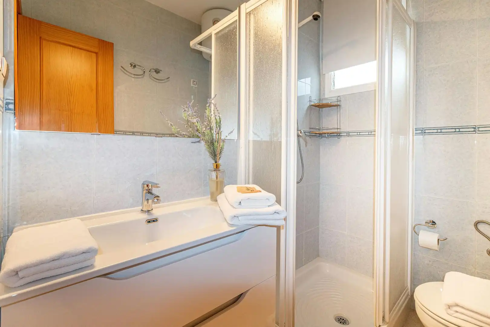 Bathroom of Flat for rent in Sevilla  with Air Conditioner, Heating and Furnished