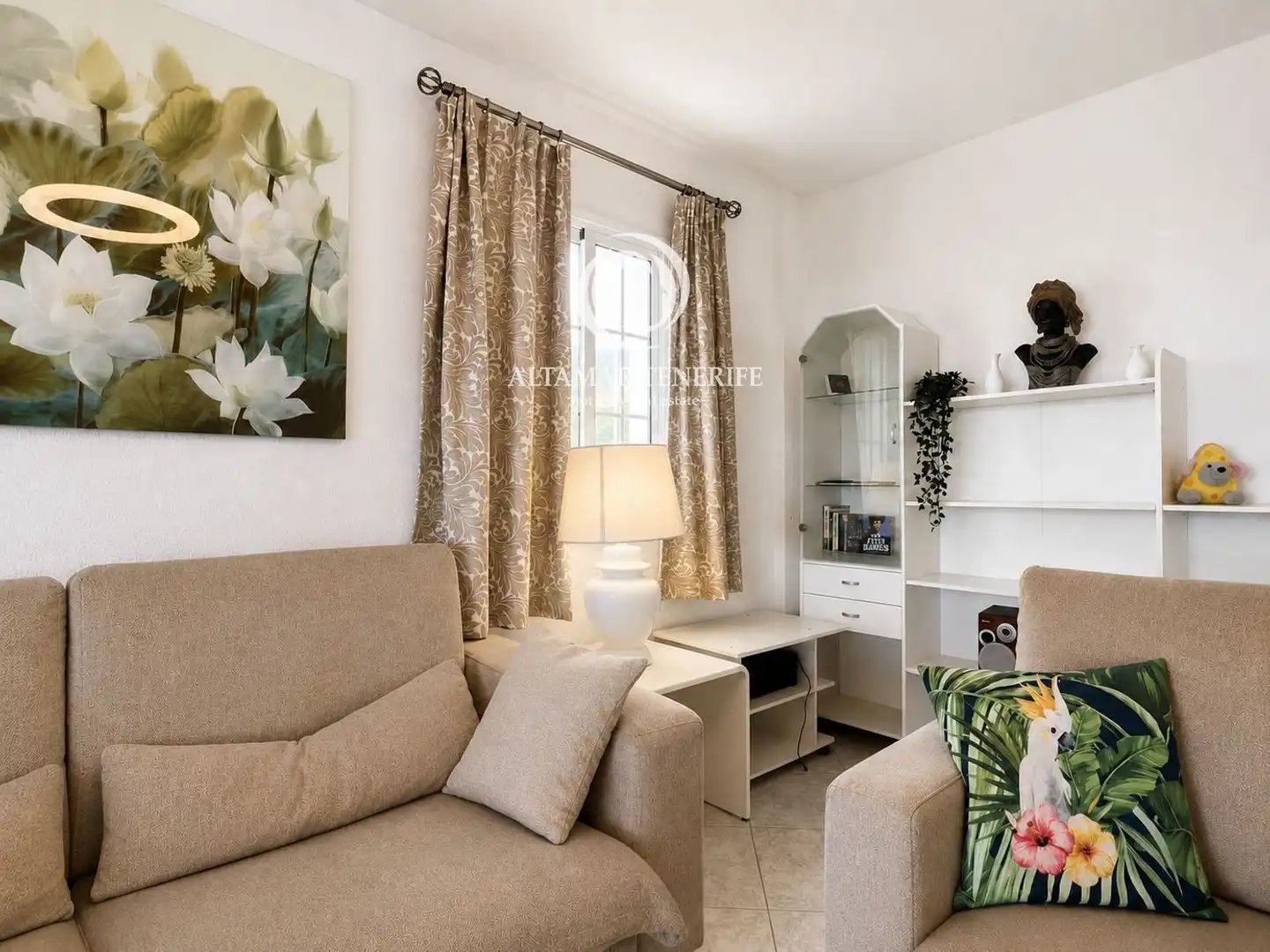Sala d'estar de Casa adosada en venda en Adeje amb Aire condicionat, Terrassa i Piscina