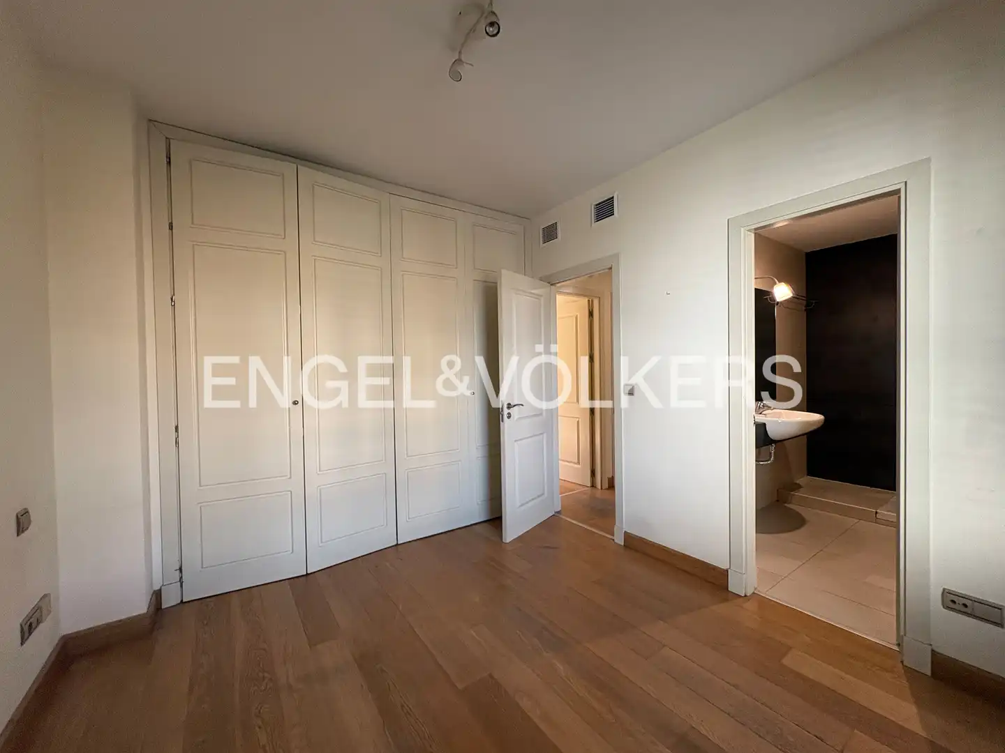 Flat for rent in Sevilla  with Air Conditioner, Heating and Private garden