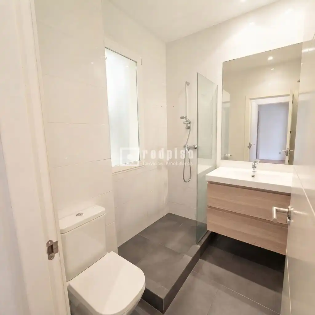 Bathroom of Flat for rent in Madrid  with Heating, Private garden and Parquet flooring