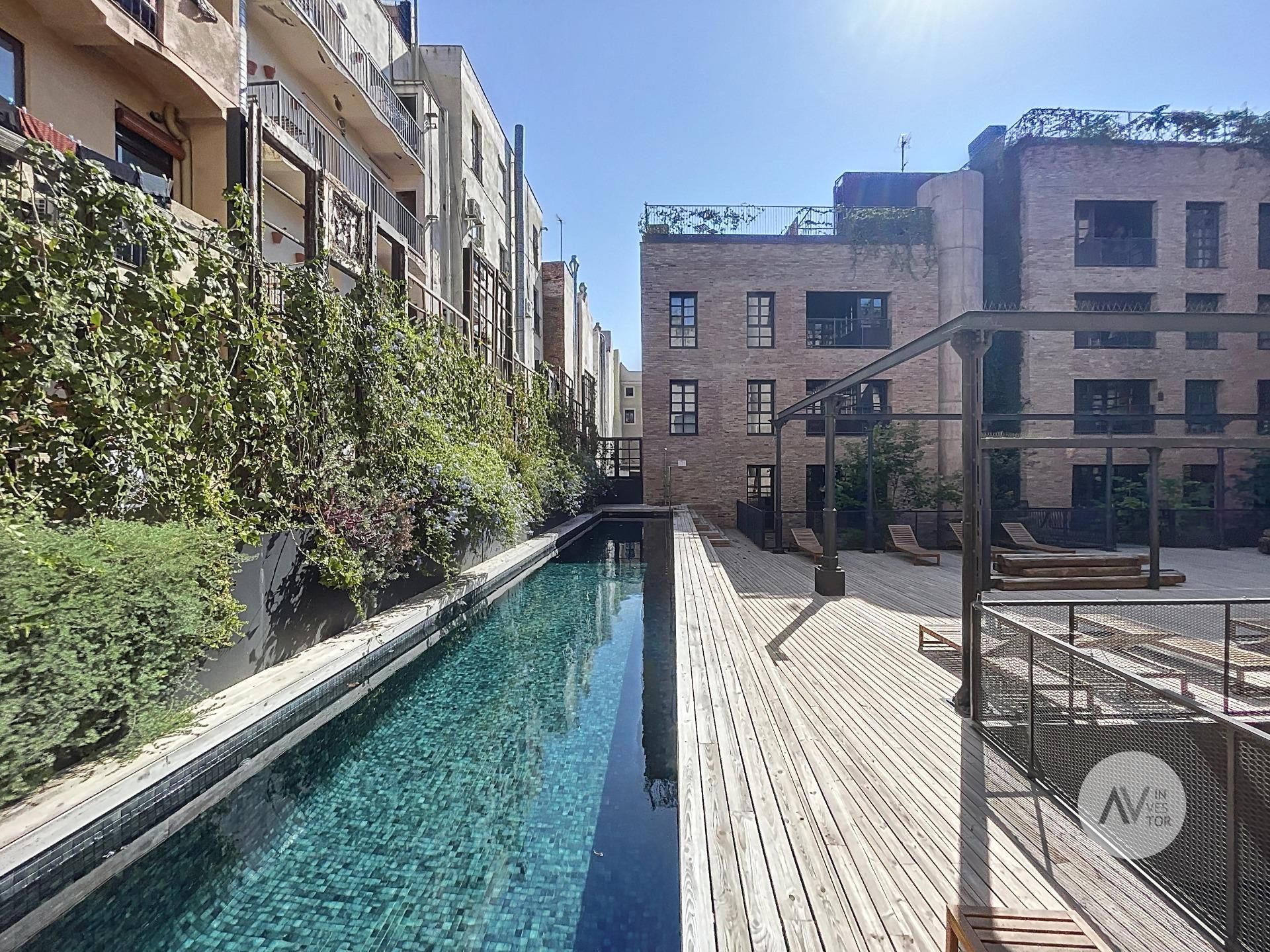 Swimming pool of Duplex for sale in  Barcelona Capital  with Air Conditioner, Private garden and Terrace