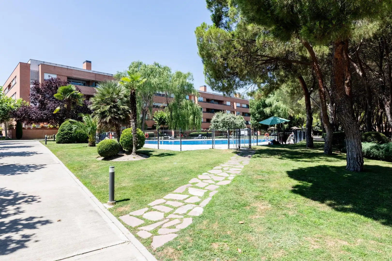 Swimming pool of Flat for rent in Pozuelo de Alarcón  with Air Conditioner, Heating and Private garden