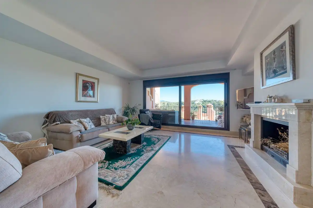 Sala de estar de Casa adosada en venta en Estepona con Aire acondicionado, Terraza y Piscina comunitaria