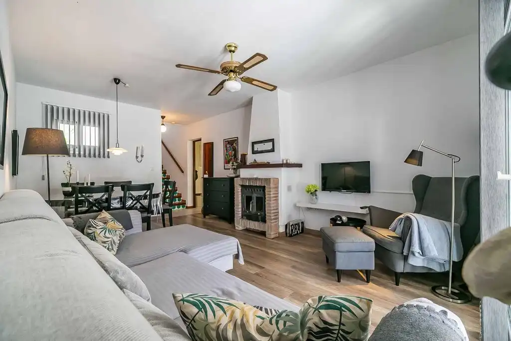 Sala d'estar de Casa adosada en venda en Mijas amb Aire condicionat, Terrassa i Moblat