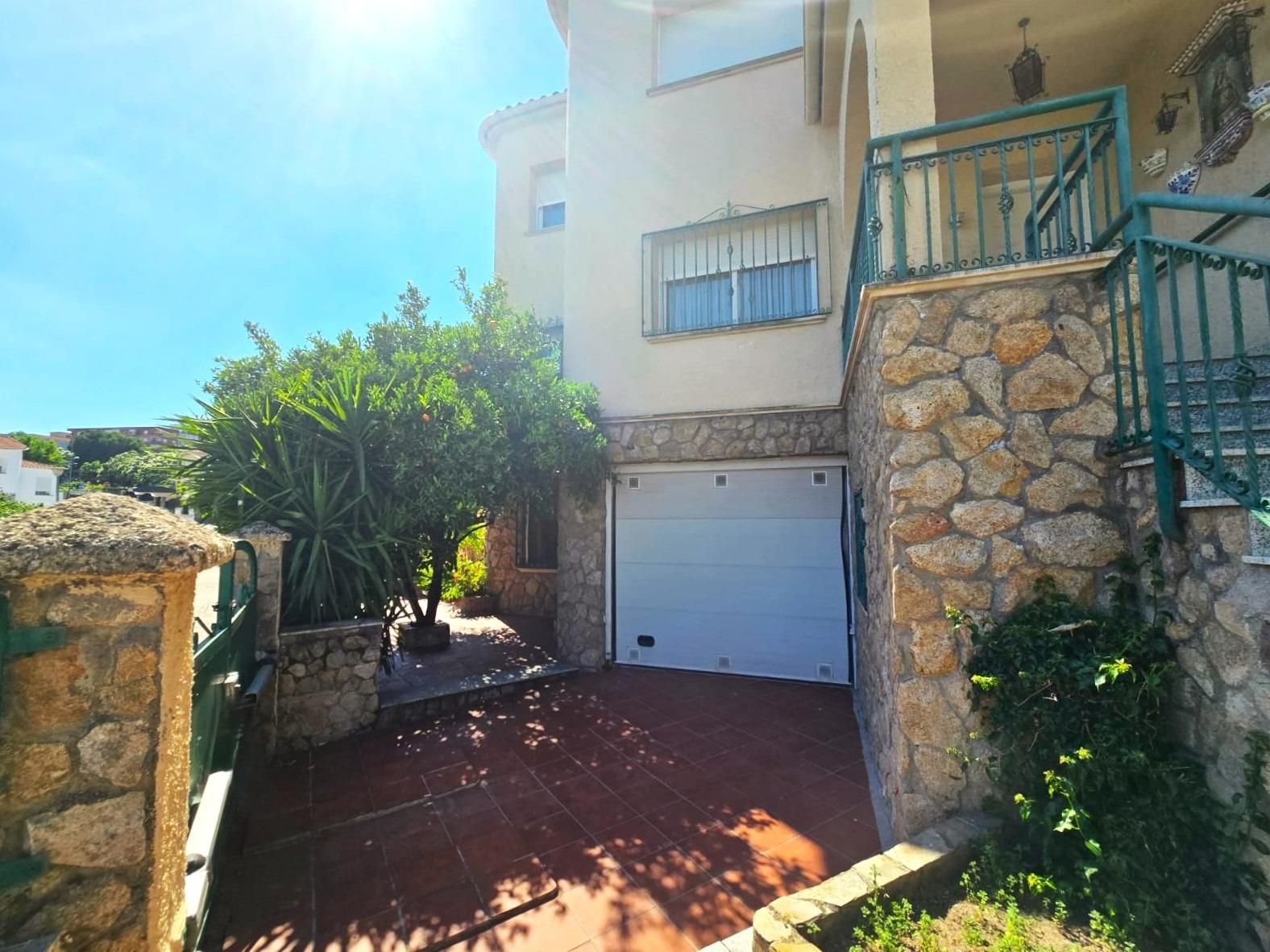 Exterior view of House or chalet for sale in Plasencia  with Air Conditioner, Heating and Private garden