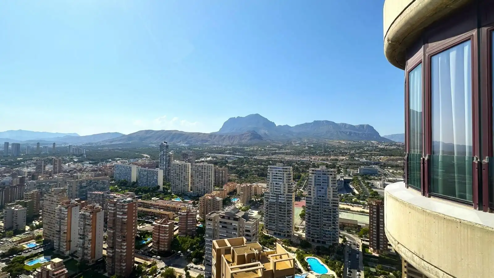 Vista exterior de Àtic en venda en Benidorm amb Aire condicionat, Traster i Moblat