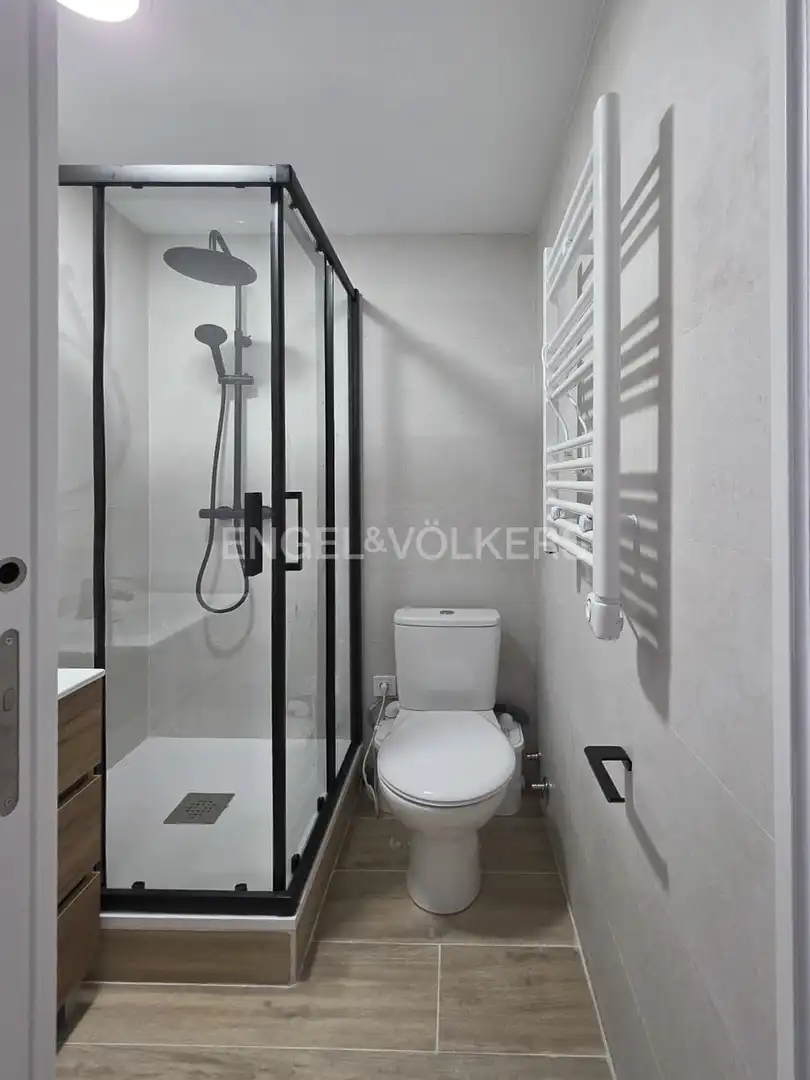 Badezimmer von Wohnung zur Miete in Madrid mit Heizung, Parkett und Möbliert