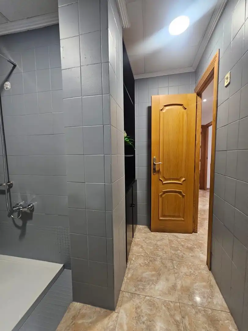 Bany de Apartament de lloguer en Torrevieja amb Aire condicionat, Calefacció i Terrassa