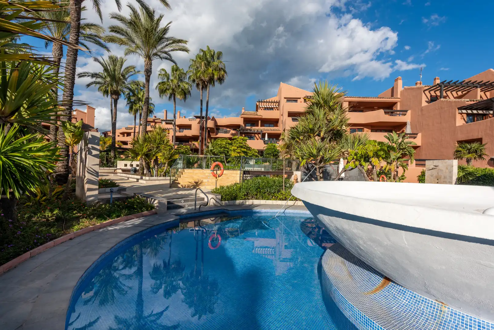 Vista exterior de Apartament en venda en Estepona amb Aire condicionat, Terrassa i Piscina