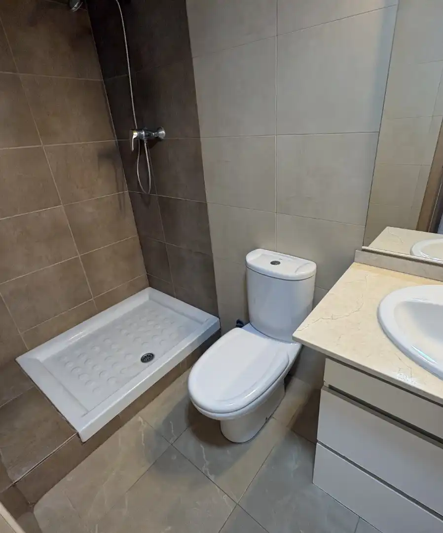 Badezimmer von Wohnung zum Verkauf in Vallgorguina mit Klimaanlage, Heizung und Balkon