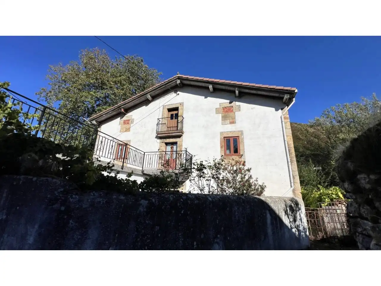 Vista exterior de Casa o xalet en venda en Espinosa de los Monteros amb Jardí privat, Terrassa i Moblat