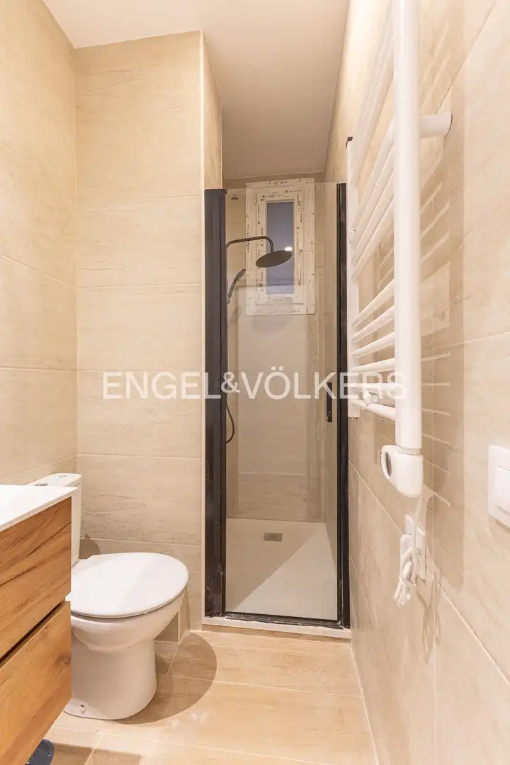 Bathroom of Flat for sale in Madrid  with Air Conditioner and Heating