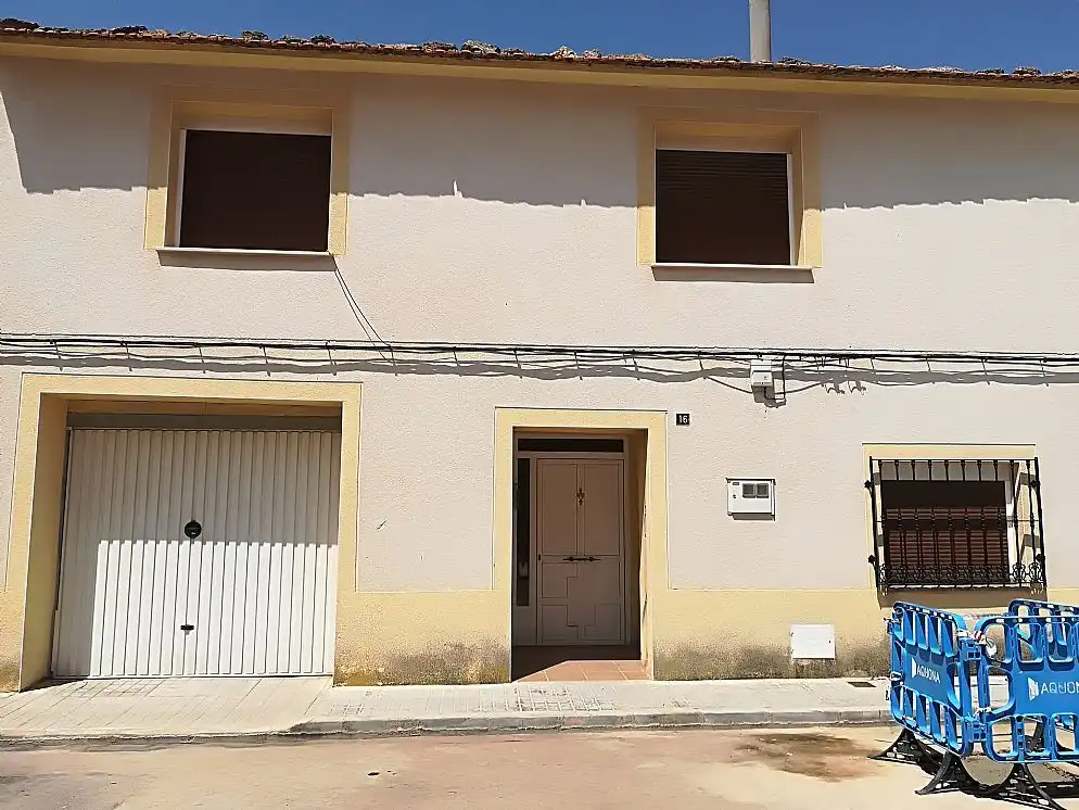 Vista exterior de Casa adosada en venta en Socuéllamos