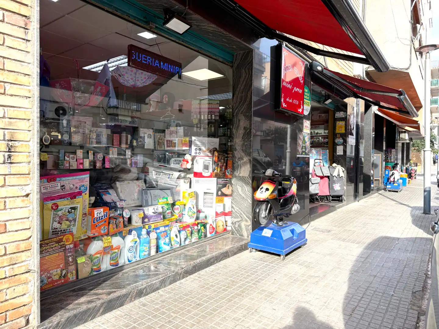 Local comercial en venda a Carrer Vint-i-u 54