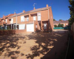 Exterior view of House or chalet for sale in Parla  with Private garden, Terrace and Storage room