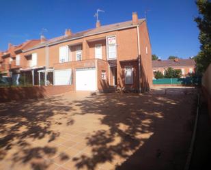 Vista exterior de Casa o xalet en venda en Parla amb Jardí privat, Terrassa i Traster