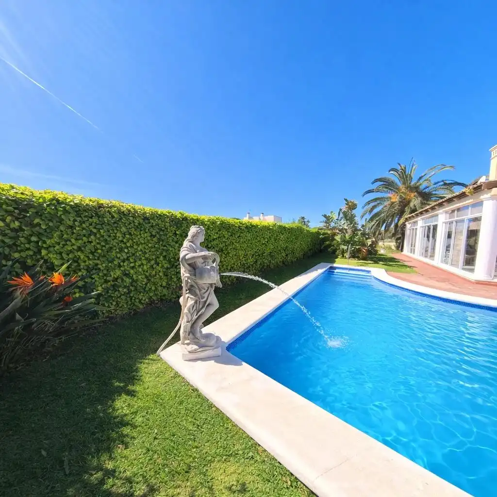 Piscina de Casa o xalet en venda en Chiclana de la Frontera amb Aire condicionat, Jardí privat i Traster