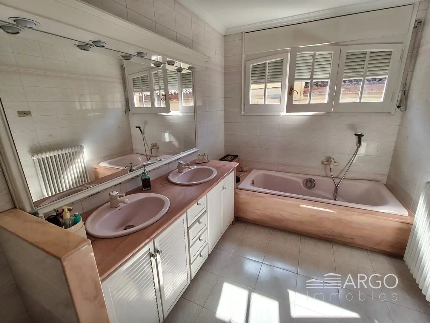 Bany de Casa o xalet en venda en Montcada i Reixac amb Aire condicionat i Jardí privat