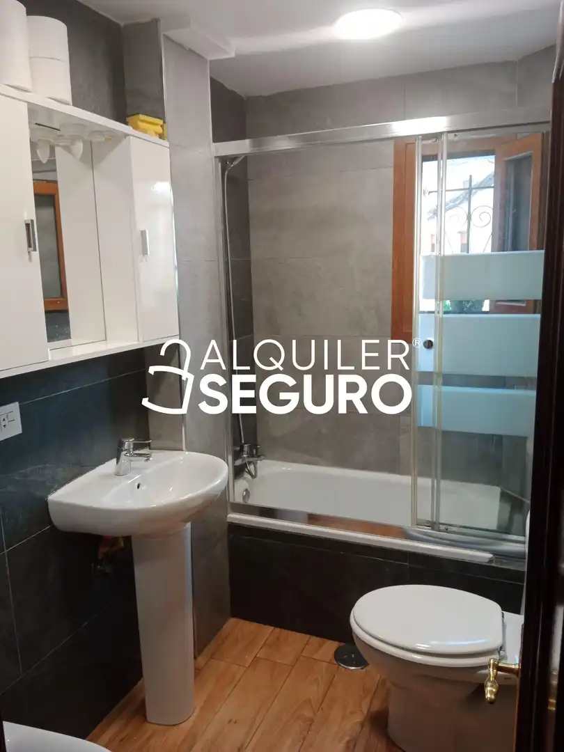 Badezimmer von Wohnung zur Miete in Oviedo  mit Heizung, Terrasse und Möbliert