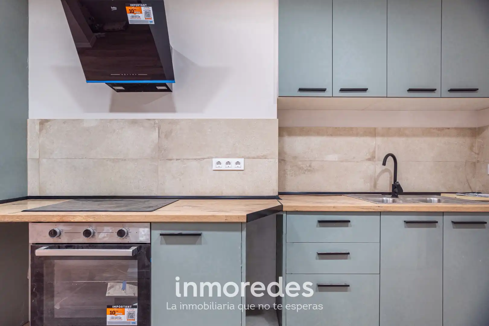Küche von Wohnung zum Verkauf in Santa Coloma de Gramenet mit Klimaanlage, Parkett und Ofen