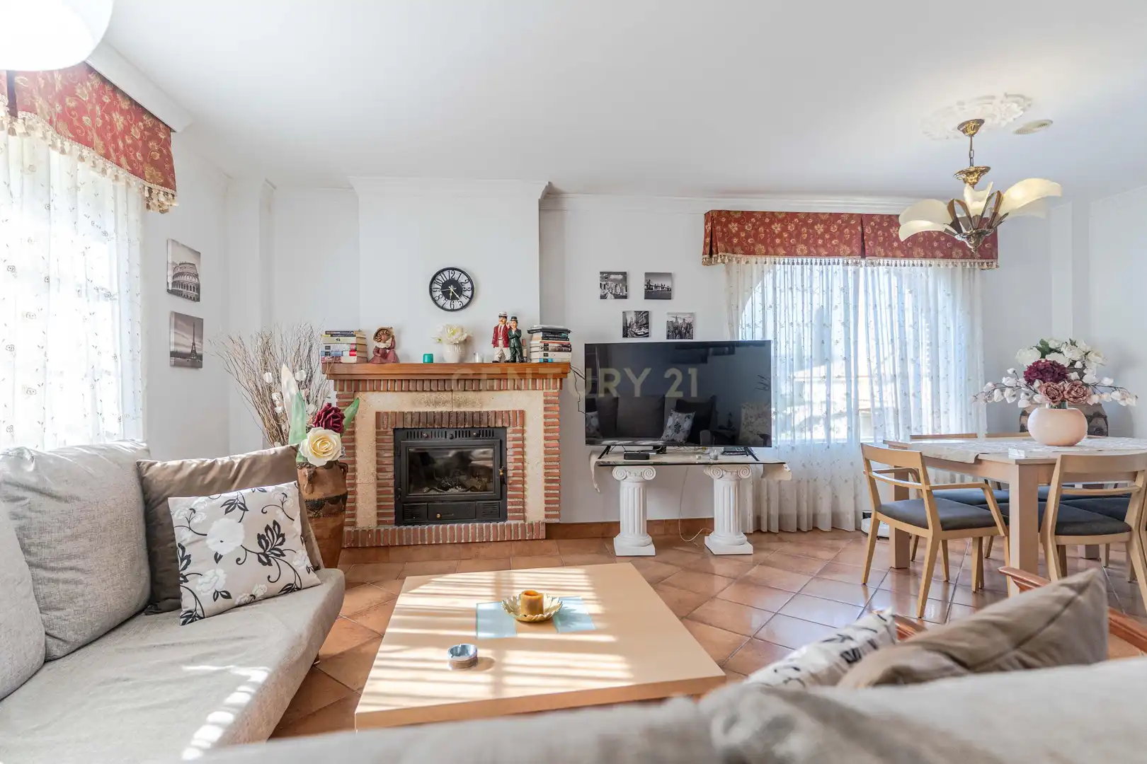 Sala d'estar de Casa o xalet en venda en La Zubia amb Jardí privat, Traster i Piscina