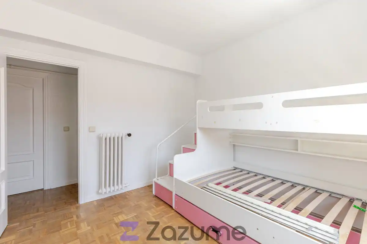 Schlafzimmer von Dachboden zur Miete in Madrid mit Klimaanlage, Heizung und Parkett