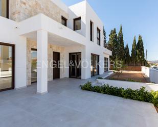 Vista exterior de Casa o xalet en venda en L'Eliana amb Aire condicionat, Calefacció i Jardí privat