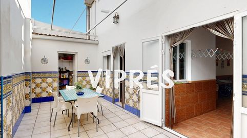 Se vende estupenda casa de 360m2 en Arroyo de San Serván. 5 dormitorios. 3 baños, parking para 3 coches y varias terrazas.,calefac