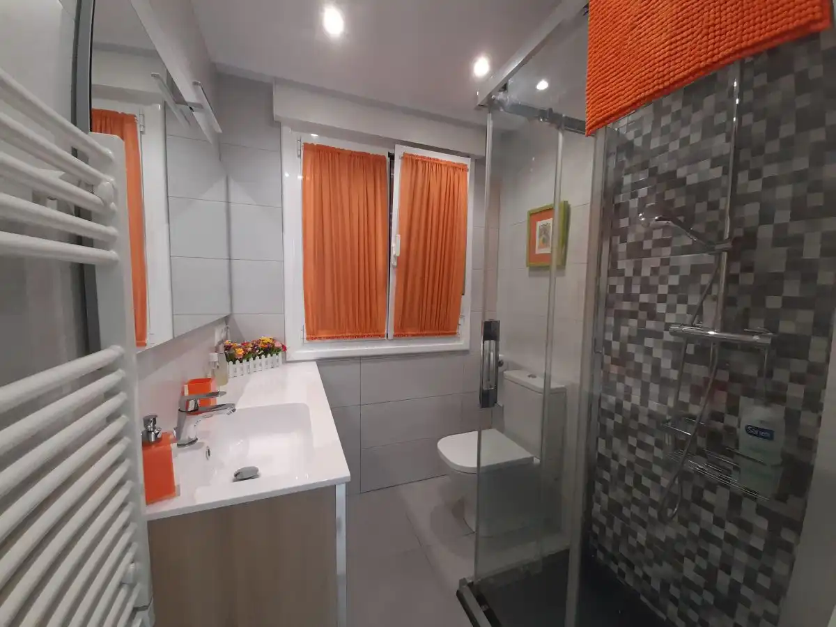 Baño de Piso de alquiler en Laredo con Calefacción, Terraza y Amueblado