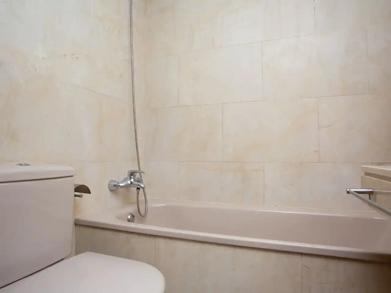 Bathroom of Flat for rent in Camins al Grau