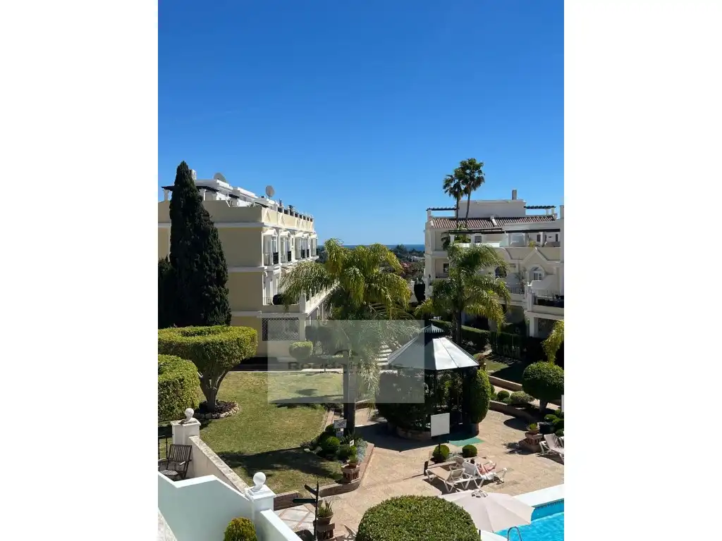 Vista exterior de Piso de alquiler en Marbella con Terraza