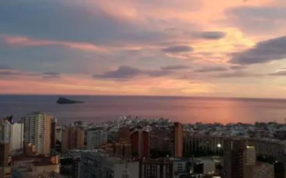 Vista exterior de Pis en venda en Benidorm amb Aire condicionat, Jardí privat i Piscina comunitària