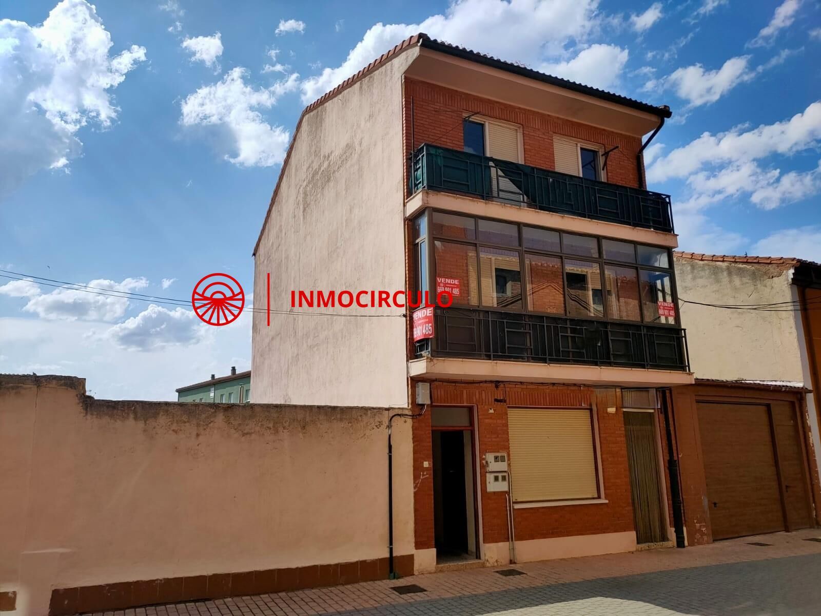 Vista exterior de Casa o xalet en venda en Melgar de Fernamental amb Terrassa