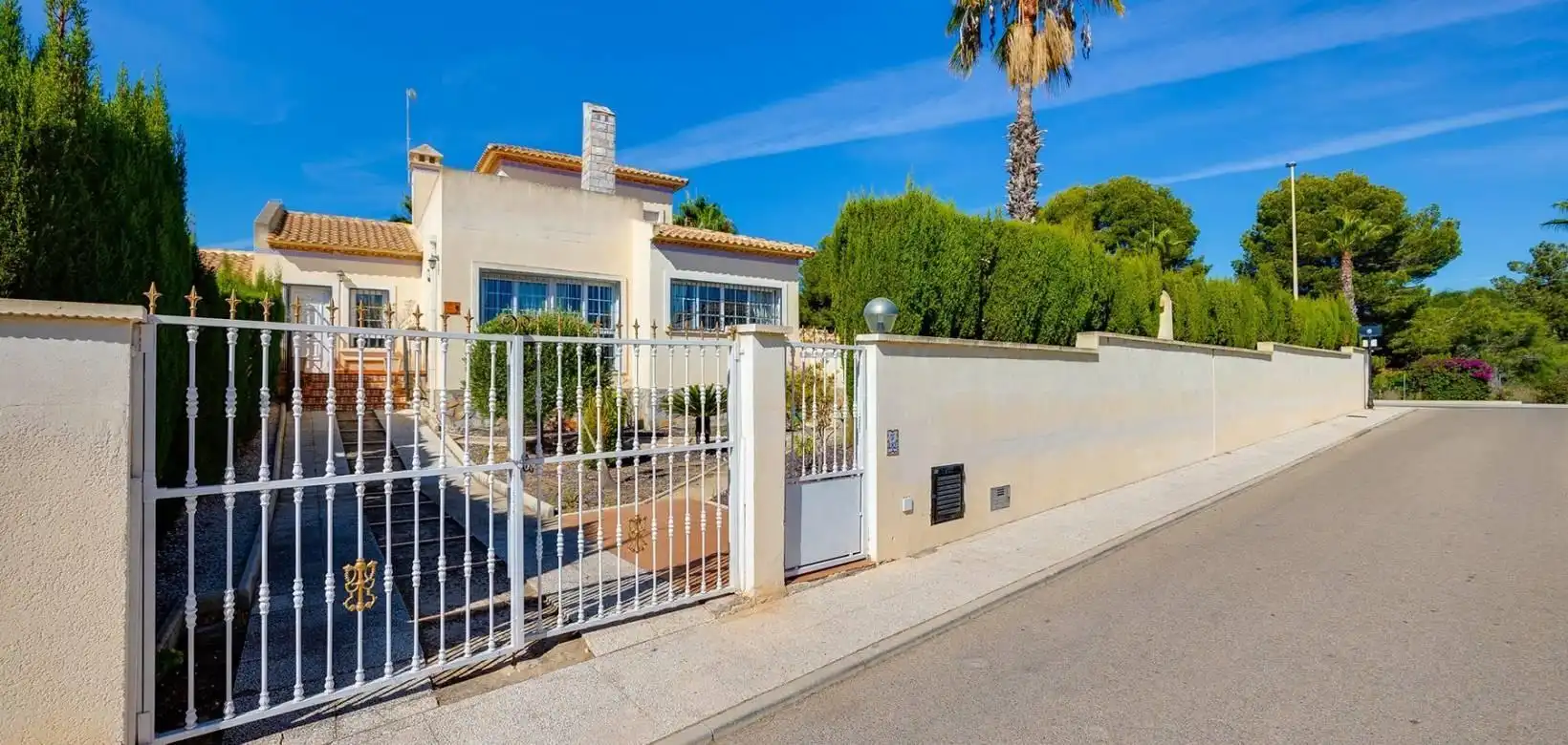 Vista exterior de Casa o xalet en venda en Orihuela amb Aire condicionat, Calefacció i Jardí privat