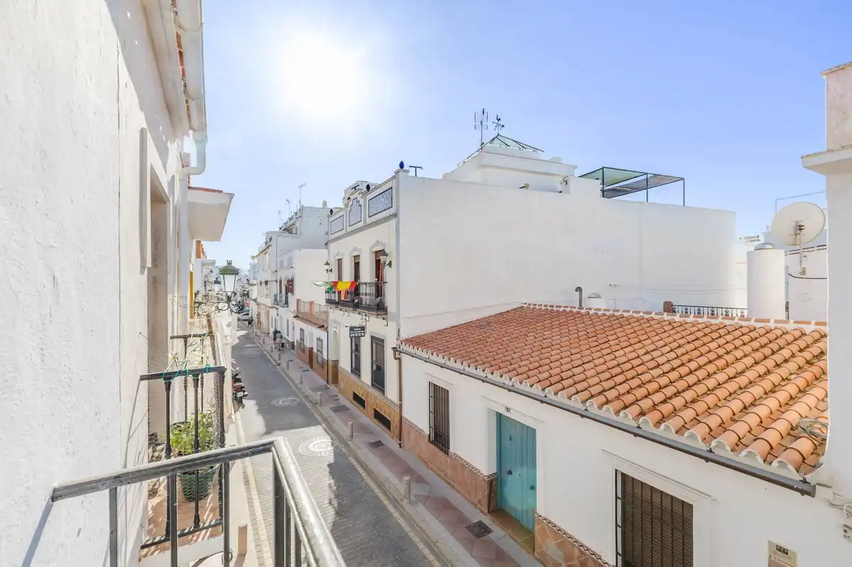 Vista exterior de Casa adosada en venda en Nerja amb Calefacció, Terrassa i Balcó