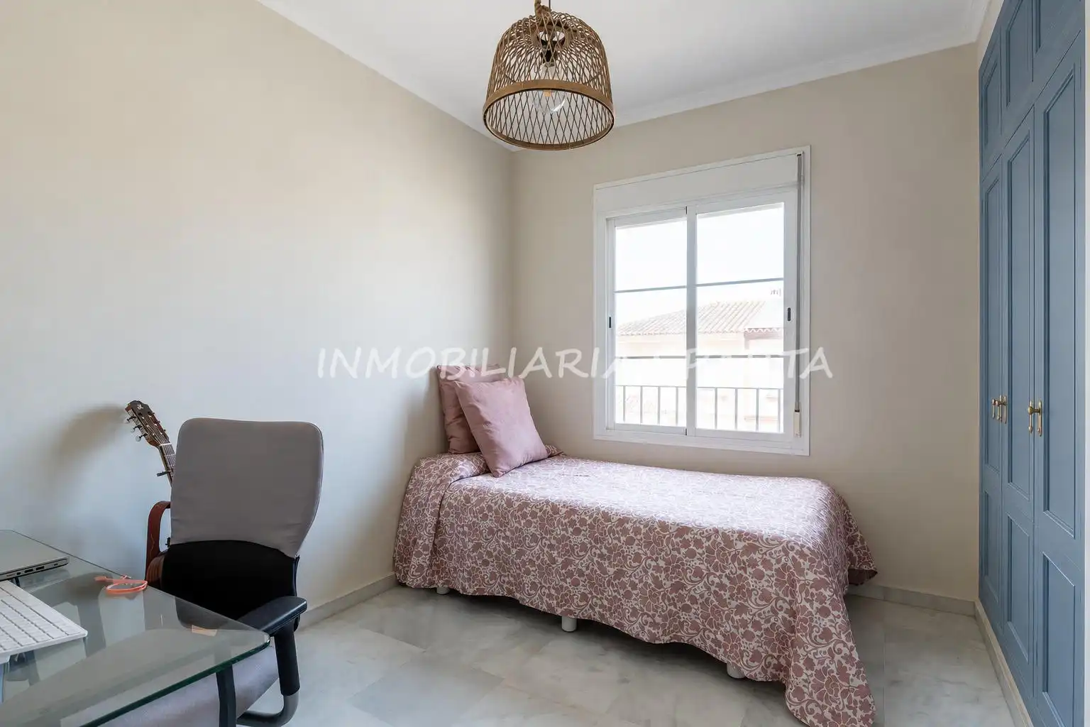 Dormitori de Casa adosada en venda en Espartinas amb Aire condicionat, Jardí privat i Forn