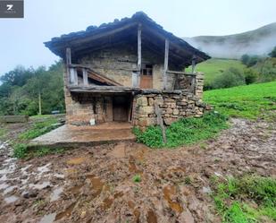 Vista exterior de Finca rústica en venda en Vega de Pas amb Jardí privat