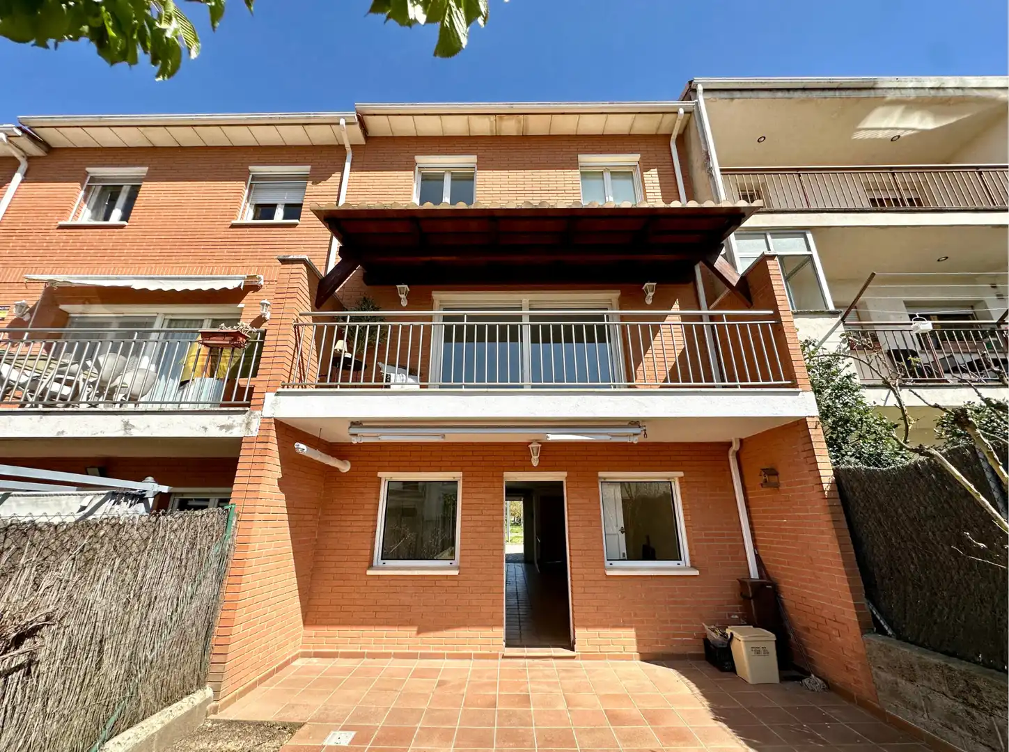 Außenansicht von Einfamilien-Reihenhaus zum Verkauf in Taradell mit Heizung, Privatgarten und Terrasse