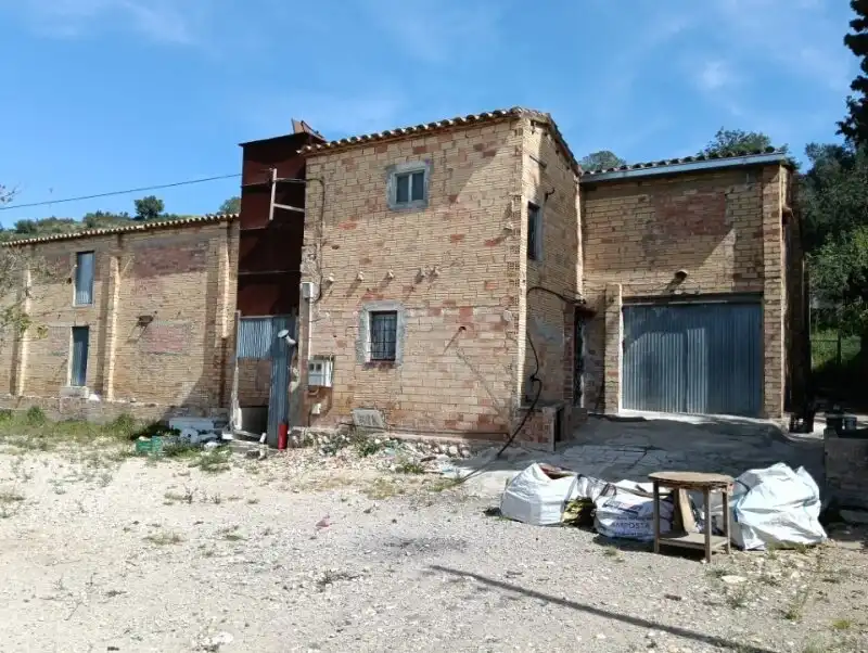 Locale commerciale in vendita a Aldover
