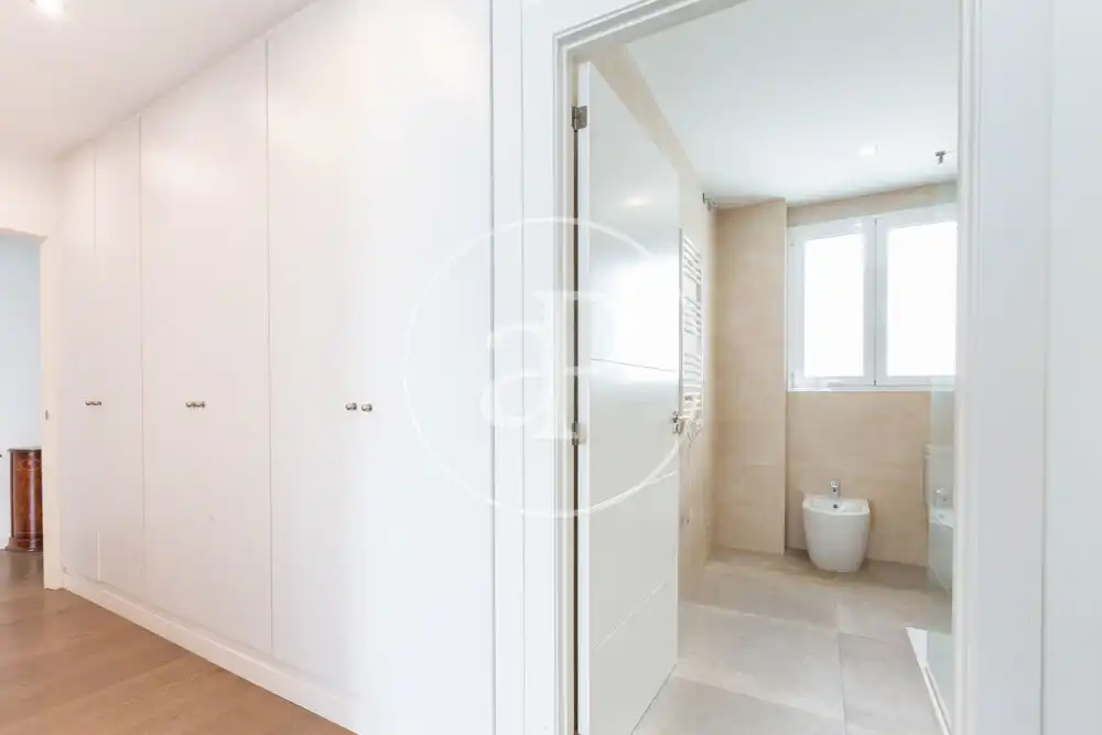 Badezimmer von Wohnung zur Miete in Valencia mit Klimaanlage, Terrasse und Abstellraum
