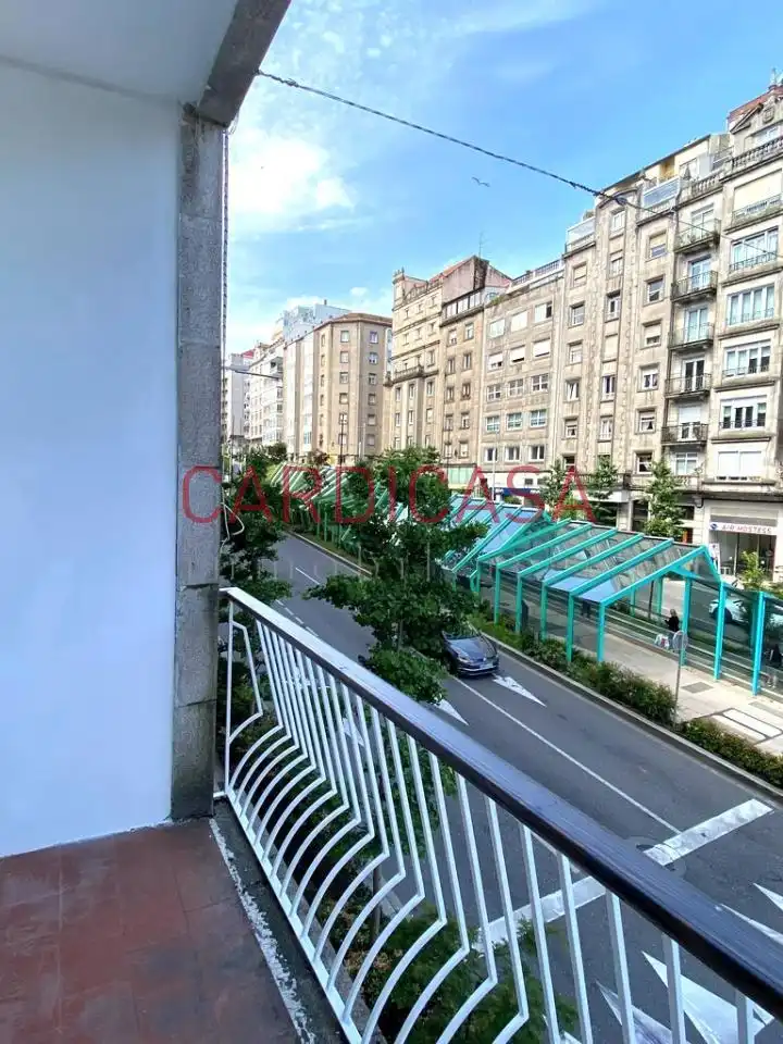 Vista exterior de Piso de alquiler en Vigo  con Calefacción, Parquet y Balcón