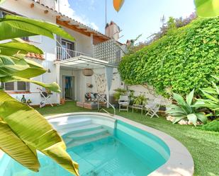 Piscina de Casa adosada en venda en Sitges amb Aire condicionat, Calefacció i Jardí privat