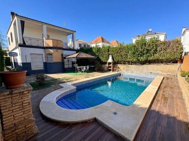 Chalet con balcón en venta en Gelves