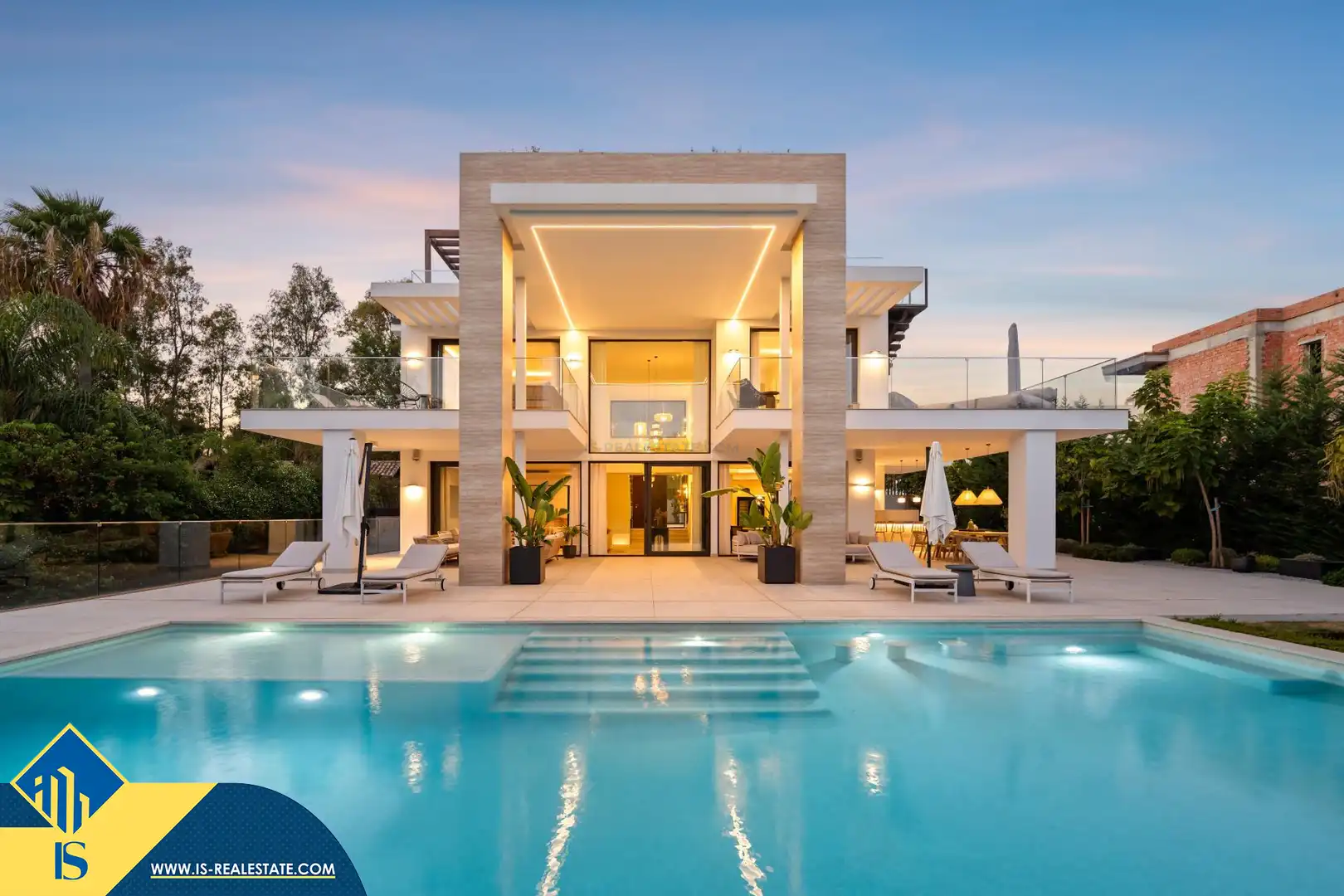 Chalet con piscina en venta en Milla de Oro