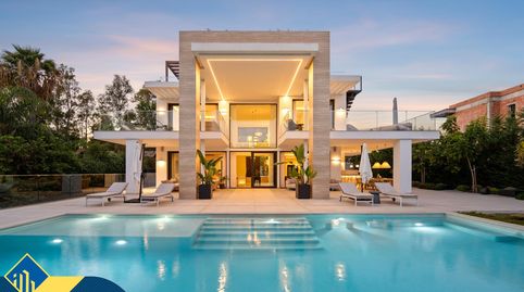 Villa con piscina privada en la provincia de Málaga, en Marbella, en la zona de Nueva Andalucía. 6 habitaciones | 611 m² | 1.5 kil