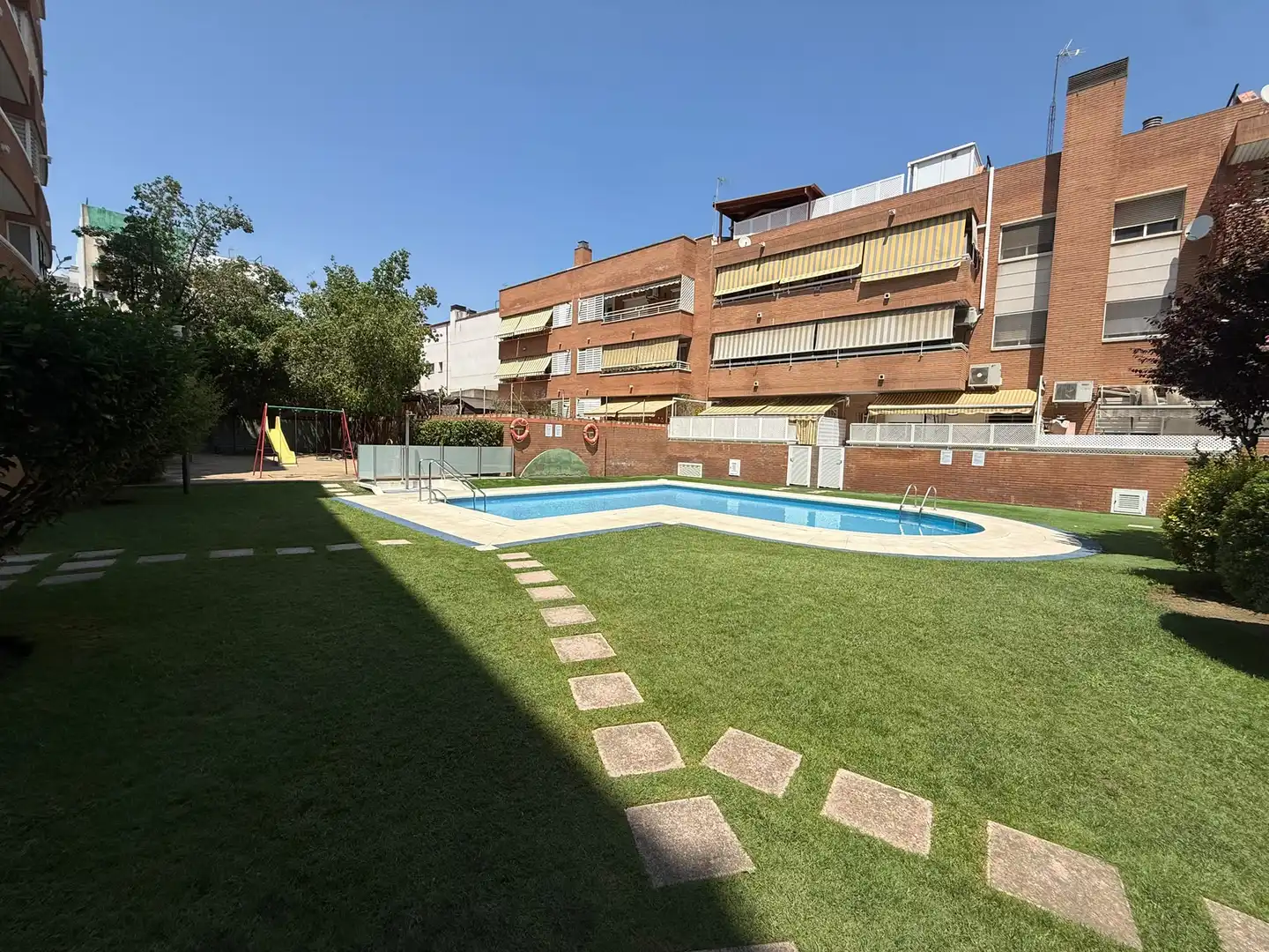 Swimming pool of Flat for sale in Cornellà de Llobregat  with Heating, Private garden and Swimming Pool